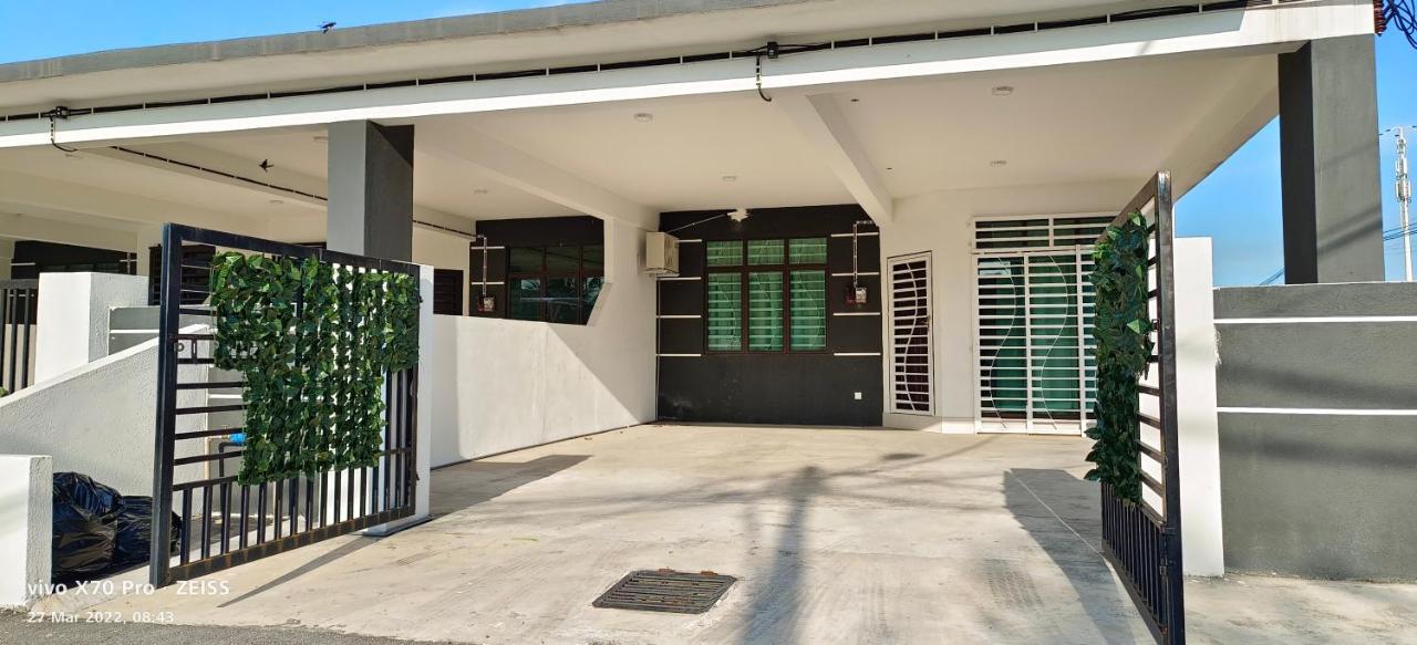 Sofea Hana Homestay, Pantai Balok, Kuantan Exterior foto